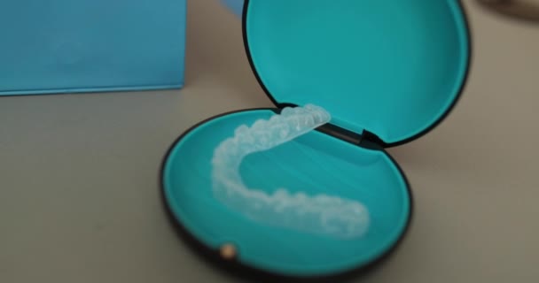 Nowoczesne Osiowniki Opakowaniach Stomatologiczna Opieka Zdrowotna Koncepcja Ortodontyczna Plastikowe Urządzenie — Wideo stockowe