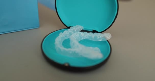 Moderne Uitlijnaars Zitten Hun Verpakking Tandheelkundige Gezondheidszorg Orthodontische Concept Kunststof — Stockvideo