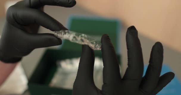 Mãos Dentista Mostram Mandíbula Artificial Regra Escovar Dentes Processo Tratamento — Vídeo de Stock