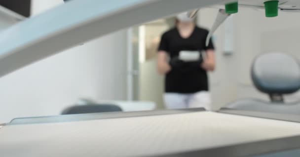 Seorang Perawat Bertopeng Membawa Nampan Dengan Alat Desinfeksi Untuk Memulai — Stok Video