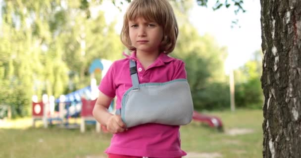 Mały Przystojny Chłopiec Złamaną Ręką Owinięty Bandaż Ranne Dziecko Placu — Wideo stockowe
