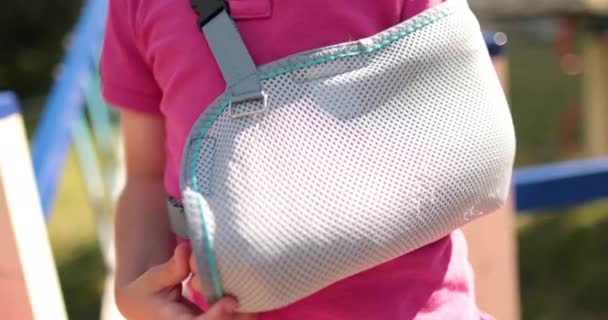 Zbliżenie Ręki Bandażu Chłopiec Bandażem Ramieniu Otwartej Przestrzeni Ograniczony Ruch — Wideo stockowe