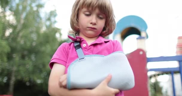 Zbliżenie Ręki Bandażu Chłopiec Bandażem Ramieniu Otwartej Przestrzeni Ograniczony Ruch — Wideo stockowe