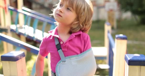Ein Gutaussehender Junge Mit Gebrochenem Arm Einem Verband Verletzungen Bei — Stockvideo