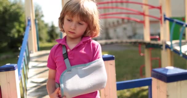 Een Knappe Jongen Met Een Gebroken Arm Een Verband Kinderverwondingen — Stockvideo