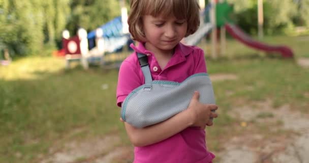 Sorgligt Barn Utomhus Med Bruten Lem Liten Skadad Pojke Barnet — Stockvideo