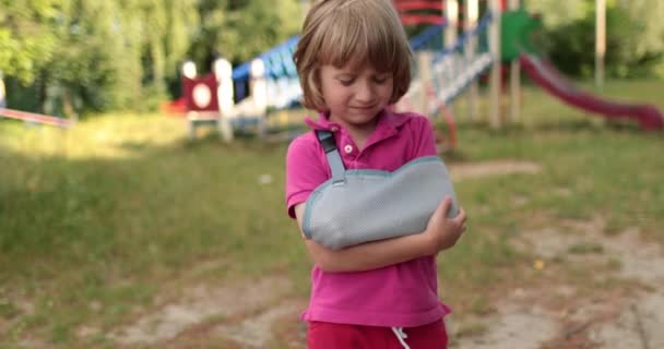Kırık Bacaklı Yaralı Bir Çocukla Dışarıda Üzgün Bir Çocuk Çocuğun — Stok video