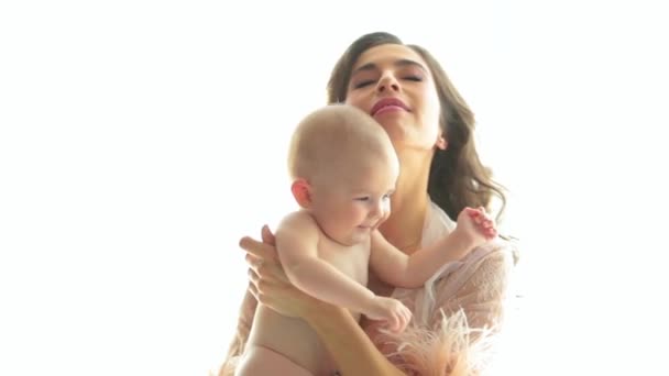 美しい母親は 小さな裸の子供を腕に抱いている 美しい髪型と化粧をした若い母親は 彼女の腕に子供を抱えています クローズアップ スローモーション — ストック動画