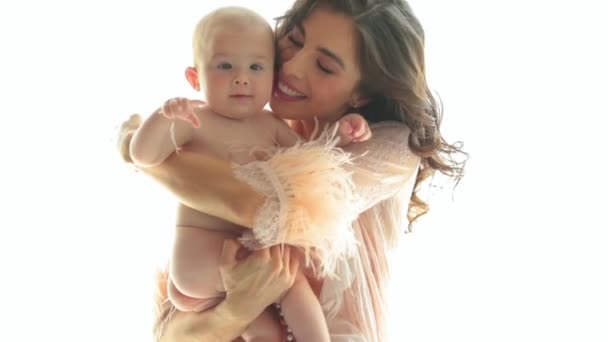 Μια Όμορφη Μητέρα Κρατά Ένα Μικρό Γυμνό Παιδί Στην Αγκαλιά — Αρχείο Βίντεο