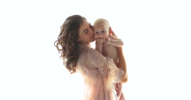 Enfant Souriant Avec Mère Sur Fond Blanc Amour Maternel Soins — Video