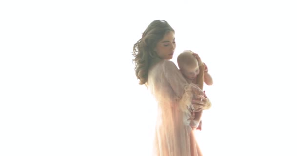 Criança Sorridente Com Mãe Fundo Branco Amor Materno Cuidado Belas — Vídeo de Stock