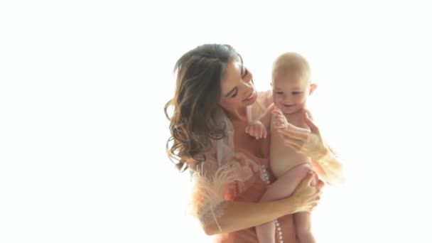 Μια Όμορφη Μητέρα Κρατά Ένα Μικρό Γυμνό Παιδί Στην Αγκαλιά — Αρχείο Βίντεο