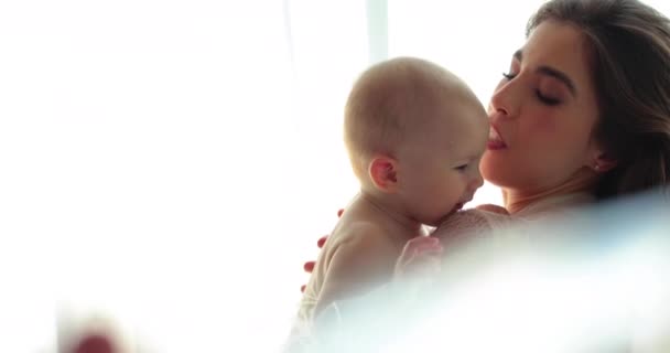 Uma Bela Mãe Segura Uma Criança Pequena Nua Seus Braços — Vídeo de Stock