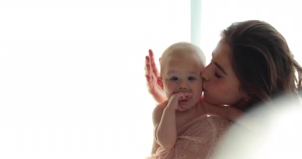 Uma Bela Mãe Segura Uma Criança Pequena Nua Seus Braços — Vídeo de Stock