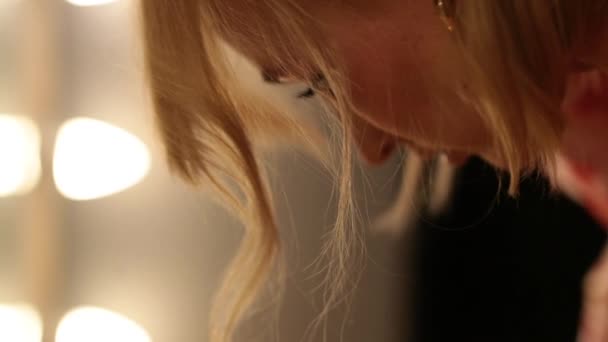 Närbild Ansiktet Kvinna Som Står Framför Spegel Utmattad Och Förtvivlad — Stockvideo