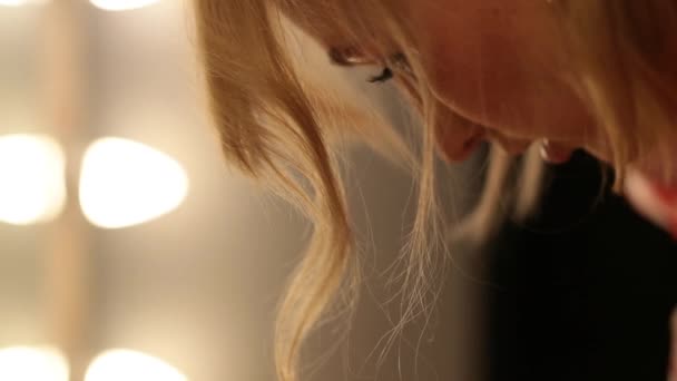 Gros Plan Sur Visage Une Femme Debout Devant Miroir Épuisée — Video