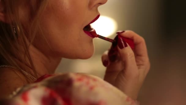 Kvinna Korrigerar Sin Makeup Ett Mörkt Omklädningsrum Vackra Konstnärliga Bilder — Stockvideo
