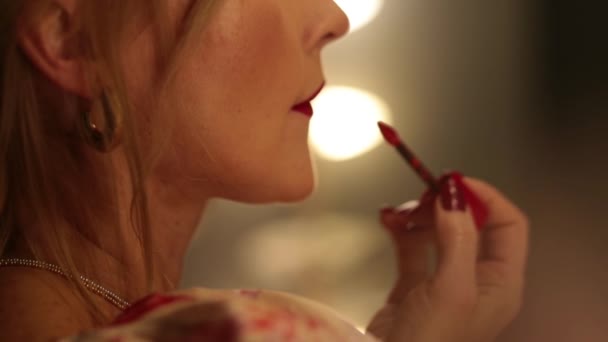 Una Donna Corregge Trucco Uno Spogliatoio Buio Belle Foto Artistiche — Video Stock