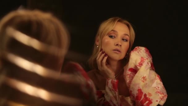 Vacker Kvinna Som Ser Sig Spegeln Reflektion Blond Kvinna Spegel — Stockvideo