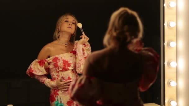Krásná Žena Červenými Rty Brýlemi Korekce Její Make Při Pohledu — Stock video