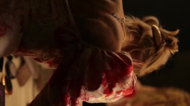 Sahneye çıkmadan önce karanlık bir soyunma odasında aynanın önünde duran bir kadın oyuncu. Oyunculuk mesleğinin tüm ağırlığını yayıyor. Sinematik Kamera kaydır.