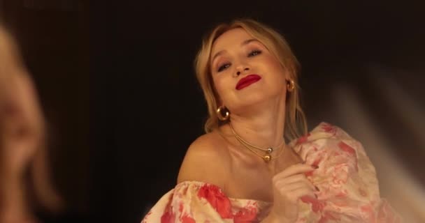 Spegelporträtt Elegant Flicka Aftonklänning Leende Och Poserande — Stockvideo