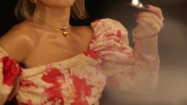 Kvinna Aftonklänning Korrigerar Sin Makeup Framför Spegel Flickan Framför Spegeln — Stockvideo