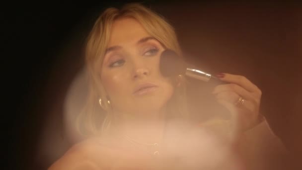 Uma Mulher Vestido Noite Corrige Sua Maquiagem Frente Espelho Rapariga — Vídeo de Stock