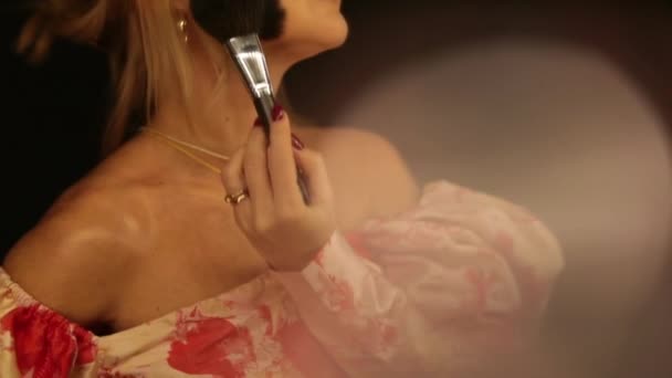 Kvinna Aftonklänning Korrigerar Sin Makeup Framför Spegel Flickan Framför Spegeln Royaltyfri Stockvideo