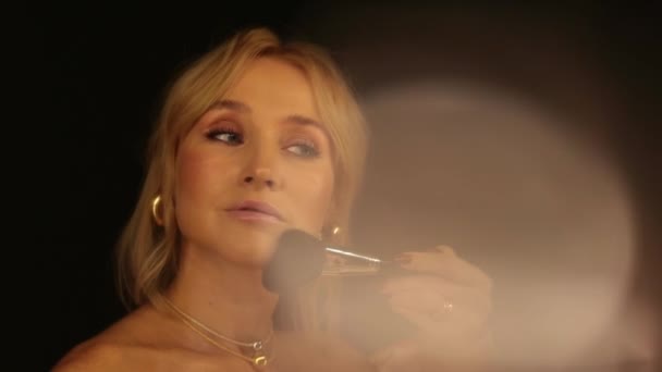 Una Mujer Vestido Noche Corrige Maquillaje Delante Espejo Chica Frente — Vídeo de stock