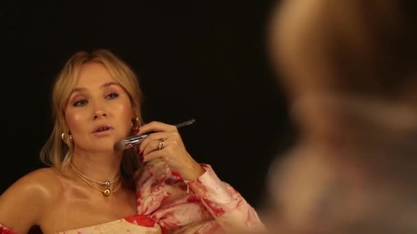 Kvinna Aftonklänning Korrigerar Sin Makeup Framför Spegel Flickan Framför Spegeln Stockvideo