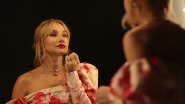 Uma Mulher Bonita Corrige Sua Maquiagem Frente Espelho Camarim — Vídeo de Stock