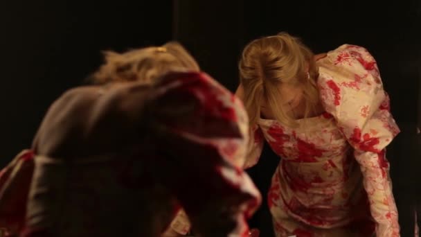 Karanlık Bir Soyunma Odasında Aynanın Karşısında Üzgün Bir Kadın — Stok video
