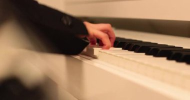 Piyano çalıyorum. Tombul bir piyanistin elleri. Eller tuşlara parmaklarıyla dokunur. 4K 'ya yakın.