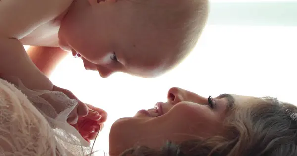 Вертикальный Снимок Прекрасной Матери Держащей Маленького Обнаженного Ребенка Руках Молодая — стоковое фото