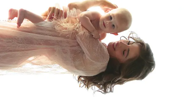 Вертикальный Снимок Прекрасной Матери Держащей Маленького Обнаженного Ребенка Руках Молодая — стоковое фото