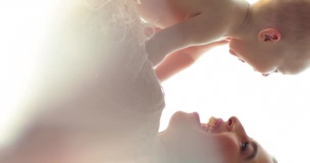 Küçük Çıplak Bir Çocuğu Kollarında Tutan Güzel Bir Annenin Dikey — Stok video