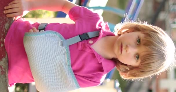 Вертикальный Снимок Красивого Мальчика Сломанной Рукой Бинте Детские Травмы Сломанная — стоковое видео