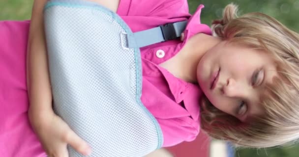 Vertikale Aufnahme Eines Hübschen Kleinen Jungen Mit Gebrochenem Arm Einem — Stockvideo