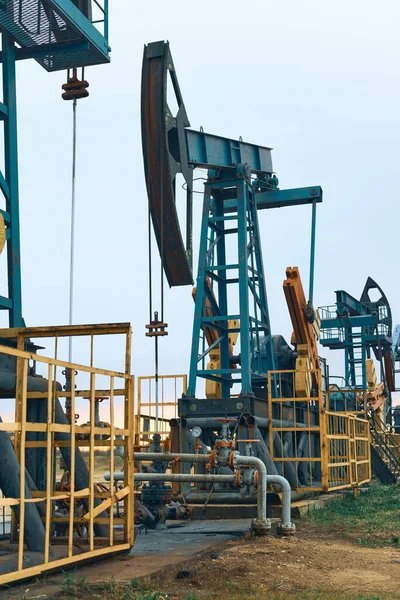 プレーリーオイルポンプジャック 石油を生産する1つのポンプジャック 原油は主要な経済的原動力である — ストック写真
