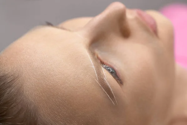 Ögonbrynspermanent Make Kvinna Med Permanent Make Tatuering Ögonbrynen Närbild Kosmetolog — Stockfoto