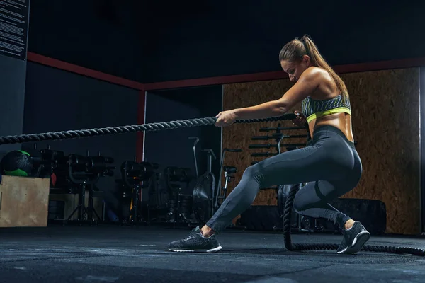 Повнометражний Знімок Функціонального Тренування Power Woman Чорною Мотузкою Спортзалі — стокове фото