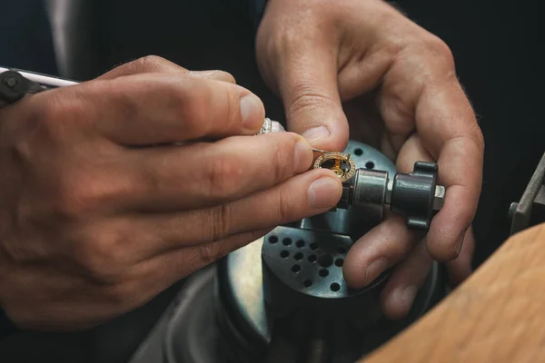 戈德史密斯在工作 珠宝商的工作台上有不同的工具 专业工具手工珠宝制作台面 — 图库照片