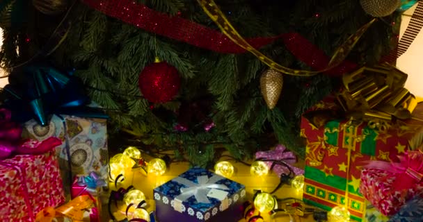 Camera Gaat Langzaam Naar Beneden Onder Versierde Kerstboom Waaronder Geschenken — Stockvideo