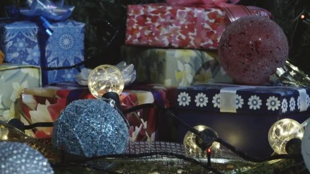 Kamera Parıltılı Fiyonklarla Süslenmiş Hediye Kutuları Noel Ağacı Süslemeleri Işıltılı — Stok video