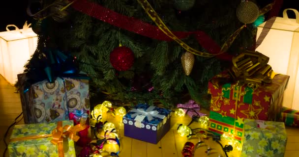 선물을 시간이다 카메라는 선물이 크리스마스 트리의 밑부분으로 천천히 양손을 서서히 — 비디오