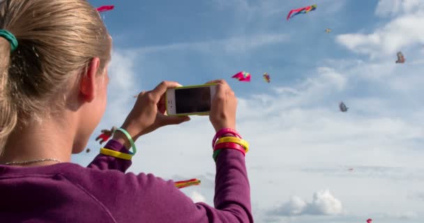 Dziewczyna Fotografująca Latawce Powietrzne Dziewczyna Zabiera Nagranie Białego Telefonu Błękitnym — Wideo stockowe
