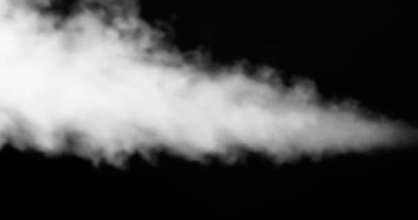 蒸汽喷射在压力下 一股强大的白色蒸气或烟雾从黑色底座上的孔中释放出来 以120Fps的速度拍摄 — 图库视频影像