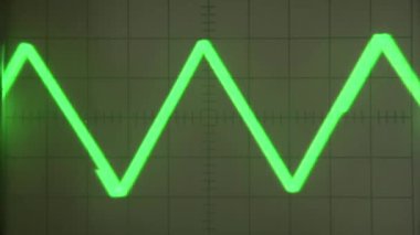 Monitörde uzaylı sinyali var. Döngü. Eski bir analog osiloskop ekranı yeşil ışınlı dalga formlarını görüntüler. Monitörlerdeki resimleri değiştirmek ve bilimsel aletlerin görüntülerini simüle etmek için harika.