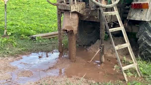 Schlagen Von Grundwasser Aus Einem Brunnen Vor Dem Hintergrund Eines — Stockvideo